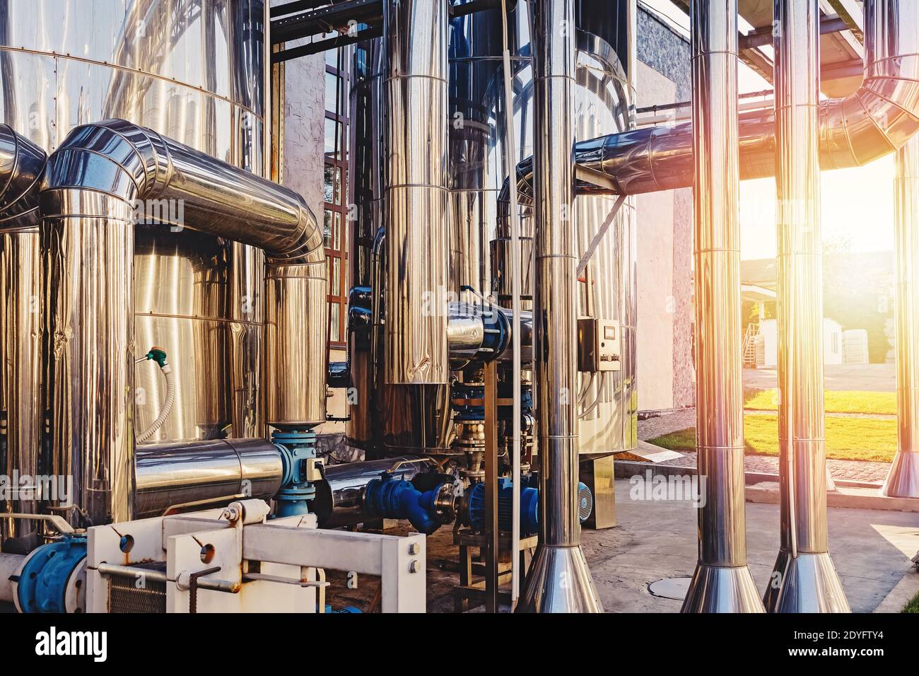 Moderne Winzerei, industrielle Ausrüstung der Weinfabrik Stockfoto