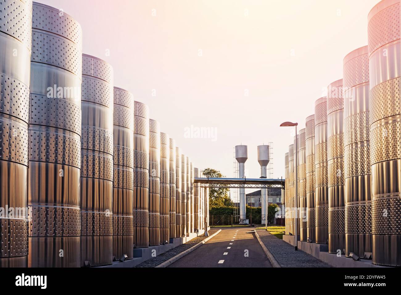 Moderne Winzerei, industrielle Ausrüstung der Weinfabrik Stockfoto