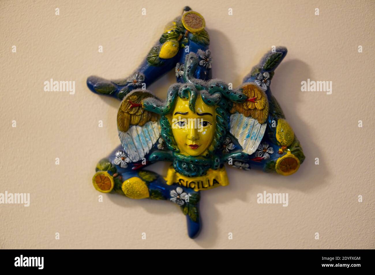 Eine Nahaufnahme von Sizilien Symbol mit drei Beinen - Trinacria Stockfoto
