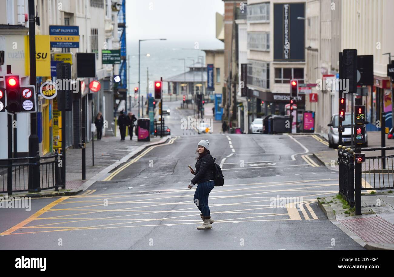 Brighton UK 26. Dezember 2020 - die Straßen in Brighton, die normalerweise mit Käufern beschäftigt sind, sind am zweiten Weihnachtsfeiertag ruhig, da die ganze Sussex letzte Nacht um Mitternacht in Tier 4 ging. Die neuen COVID-19-Beschränkungen betreffen Millionen von Menschen im Süden und Südosten Großbritanniens : Credit Simon Dack / Alamy Live News Stockfoto