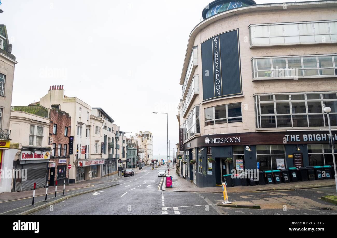 Brighton UK 26. Dezember 2020 - die Straßen in Brighton sind ruhig, da der Wetherspoon Pub in der West Street am zweiten Weihnachtsfeiertag geschlossen ist, da Sussex letzte Nacht um Mitternacht in Tier 4 ging. Die neuen COVID-19-Beschränkungen betreffen Millionen von Menschen im Süden und Südosten Großbritanniens : Credit Simon Dack / Alamy Live News Stockfoto
