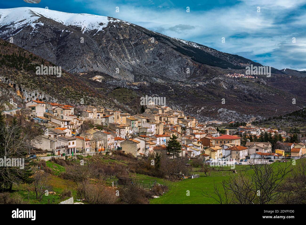 Das kleine und alte Dorf Villalago mit dahinter der Montagna Grande in den Abruzzen, Latium und dem Nationalpark Molise. Abruzzen, Italien, Europa Stockfoto