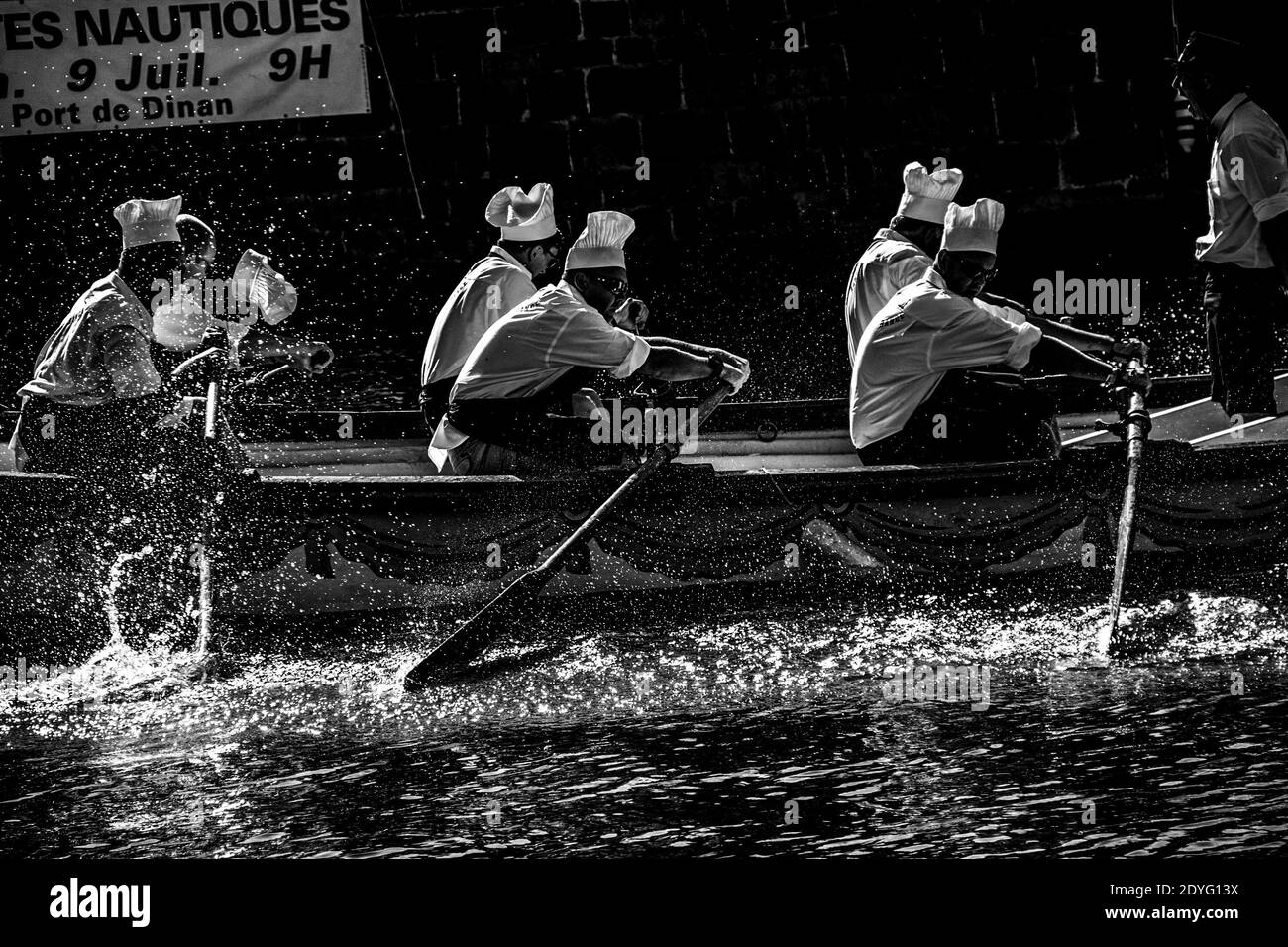 FRA - SPORT - NAUTISCHE SEHENSWÜRDIGKEITEN DES LANDES DINAN. Am Sonntag, den 9. Juli, finden die traditionellen nautischen Spiele im Hafen von Dinan statt. Die 24 Crews, Stockfoto