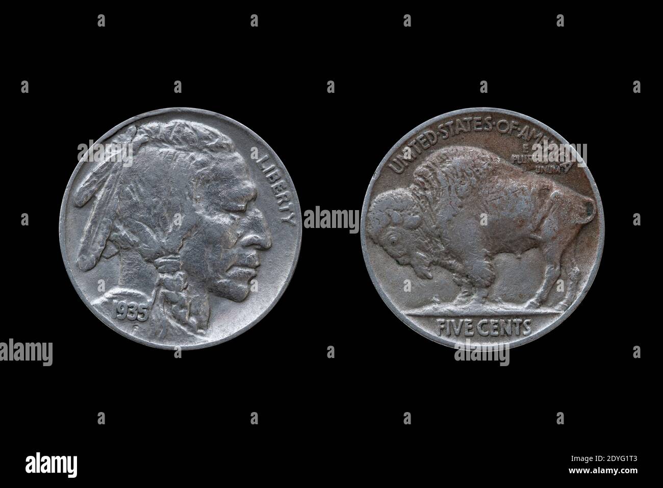 USA fünf Cent Buffalo Indian Head Nickelmünze datiert 1935 vorne und hinten (Vorder- und Rückseite) ausgeschnitten und isoliert auf schwarzem Hintergrund, Stockfoto Stockfoto