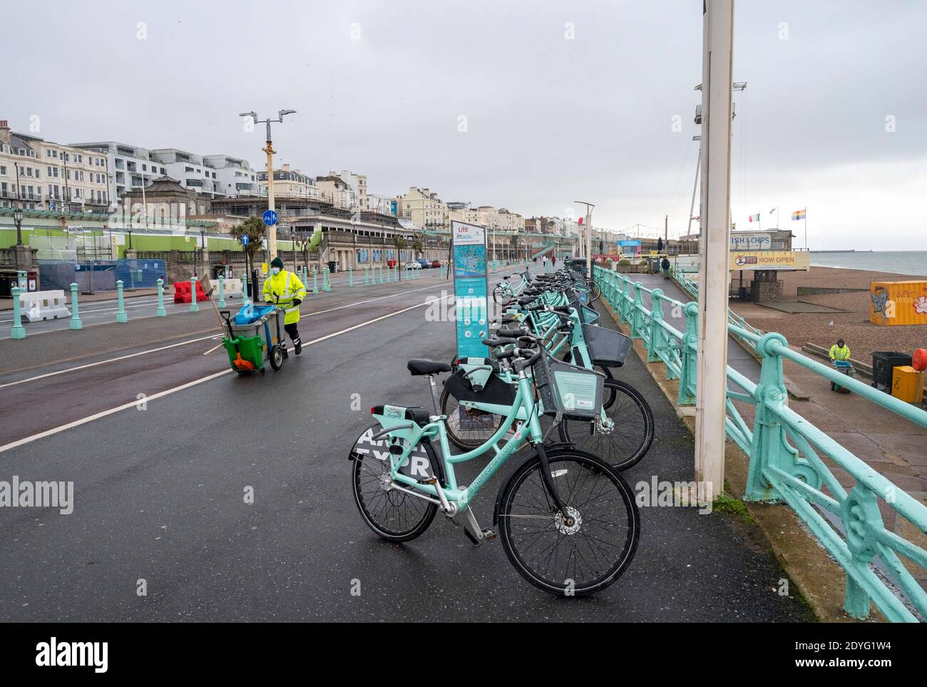 Brighton UK 26. Dezember 2020 - EIN langweiliger Tag an der Küste von Brighton entlang der Südküste, wenn sich Storm Bella Großbritannien nähert : Credit Simon Dack / Alamy Live News Stockfoto