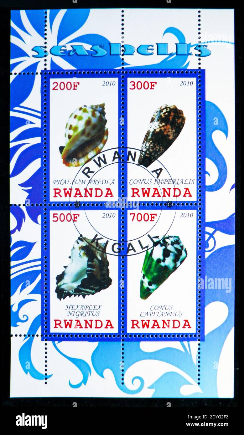 MOSKAU, RUSSLAND - 19. JULI 2019: Die in Ruanda gedruckte Briefmarke zeigt vier Briefmarken aus der Seashells Serie, um 2010 Stockfoto