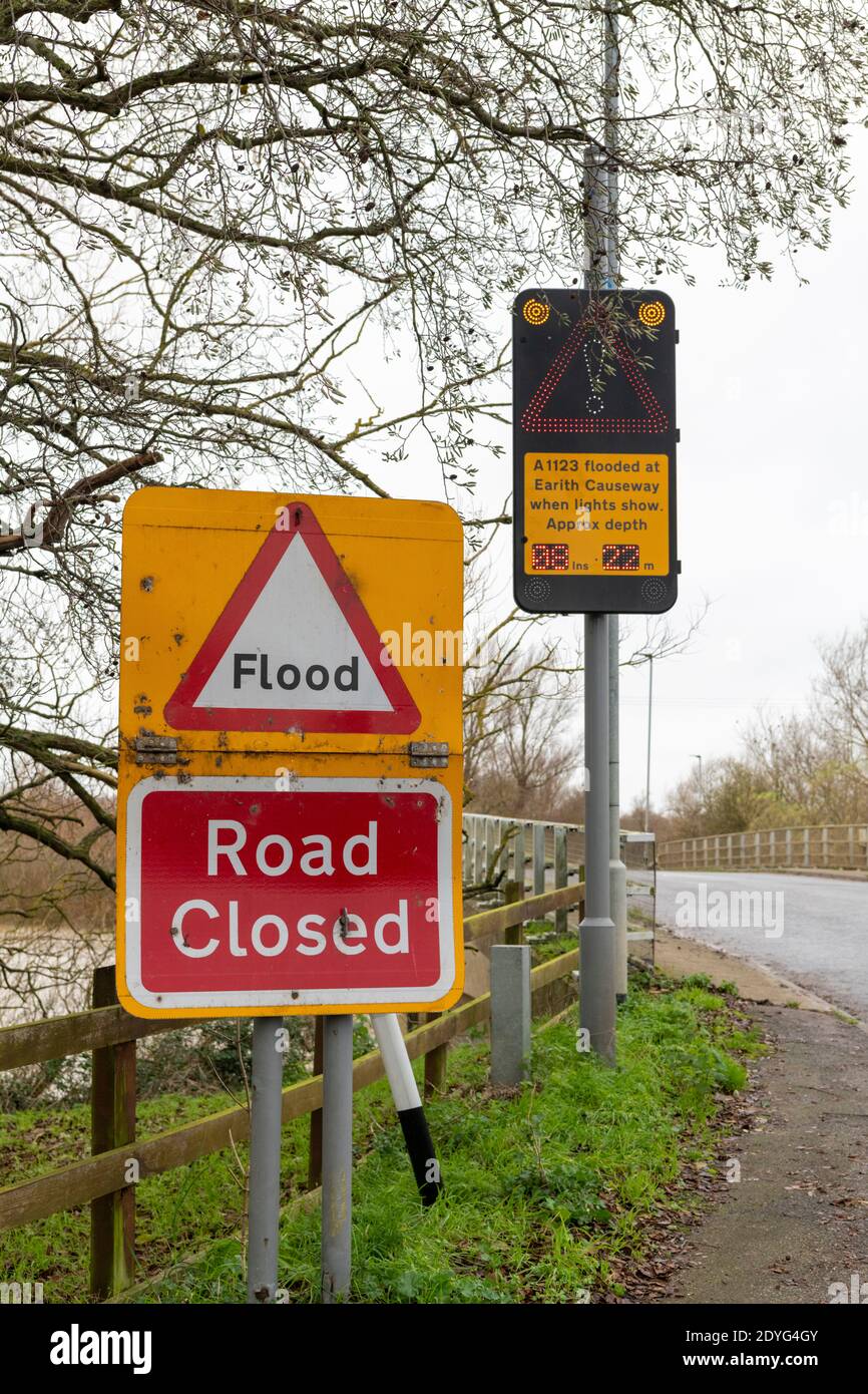 Earith Cambridgeshire, Großbritannien. Dezember 2020. Die Straßen sind gesperrt, nachdem der Fluss Great Ouse geplatzt hat, nachdem er vor kurzem durch heftigen Regen überschwemmt wurde, der das Ouse Valley überschwemmt hat. Der Fluss ist eines der wichtigsten Entwässerungssysteme für East Anglia, das Wasser über East Anglia zur Wash und Nordsee in Norfolk führt. Straßen sind gesperrt, der Wasserstand ist hoch und es wird mehr Starkregen vorhergesagt. Kredit: Julian Eales/Alamy Live Nachrichten Stockfoto