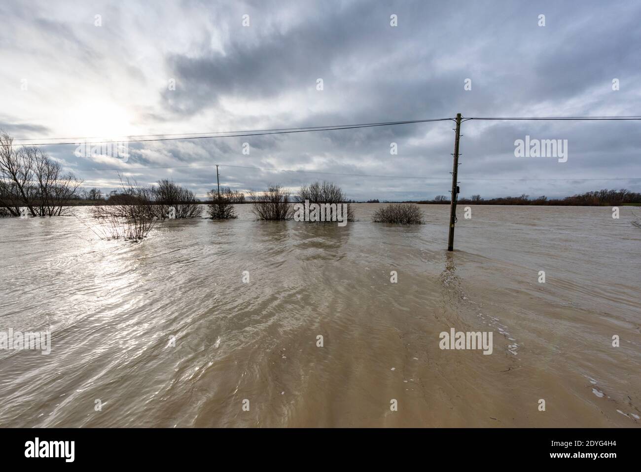Sutton Gault Cambridgeshire, Großbritannien. Dezember 2020. Der Fluss Great Ouse hat es Ufer auf der New und Old Bedford Ebenen nach den jüngsten starken regen, die Überschwemmungen entlang der Ouse Valley verursacht hat platzen. Die alten und neuen Bedford-Ebene Drainage-Kanäle sind die wichtigsten Drainage-System für die Fens und East Anglia Wasser in die Wash und Nordsee in Norfolk. Straßen sind gesperrt, der Wasserstand ist hoch und es wird mehr Starkregen vorhergesagt. Kredit: Julian Eales/Alamy Live Nachrichten Stockfoto
