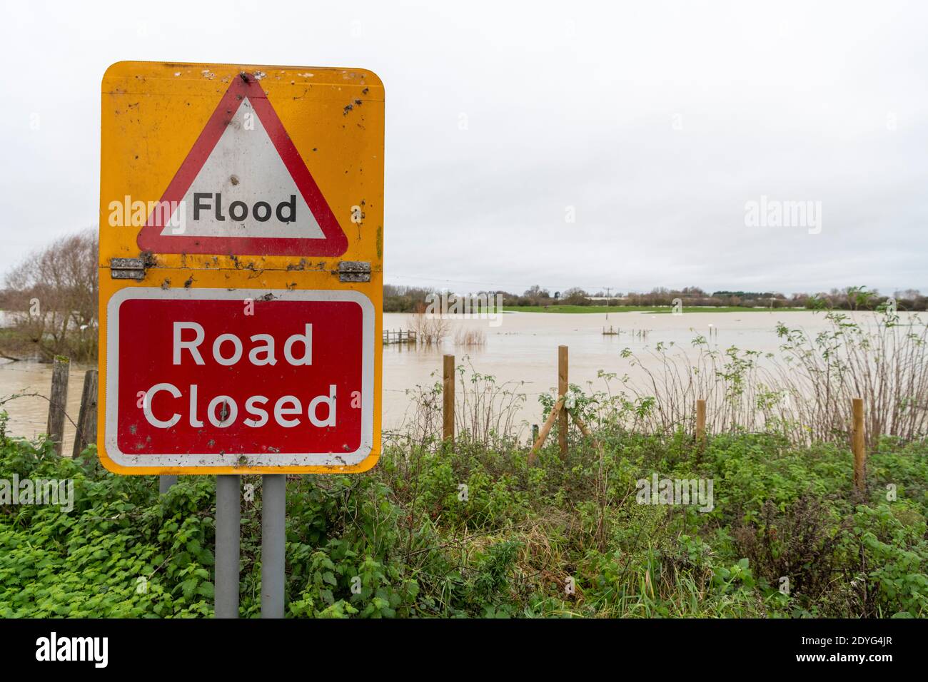 Earith Cambridgeshire, Großbritannien. Dezember 2020. Die Straßen sind gesperrt, nachdem der Fluss Great Ouse geplatzt hat, nachdem er vor kurzem durch heftigen Regen überschwemmt wurde, der das Ouse Valley überschwemmt hat. Der Fluss ist eines der wichtigsten Entwässerungssysteme für East Anglia, das Wasser über East Anglia zur Wash und Nordsee in Norfolk führt. Straßen sind gesperrt, der Wasserstand ist hoch und es wird mehr Starkregen vorhergesagt. Kredit: Julian Eales/Alamy Live Nachrichten Stockfoto