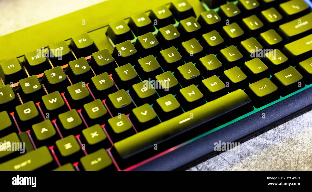 Einfache moderne rgb-Hintergrundbeleuchtung Gaming mechanische Tastatur Oberfläche, Computer-Tasten Nahaufnahme, von oben, Draufsicht, Winkel. PC-Tastatur-Hintergrundbeleuchtung Stockfoto