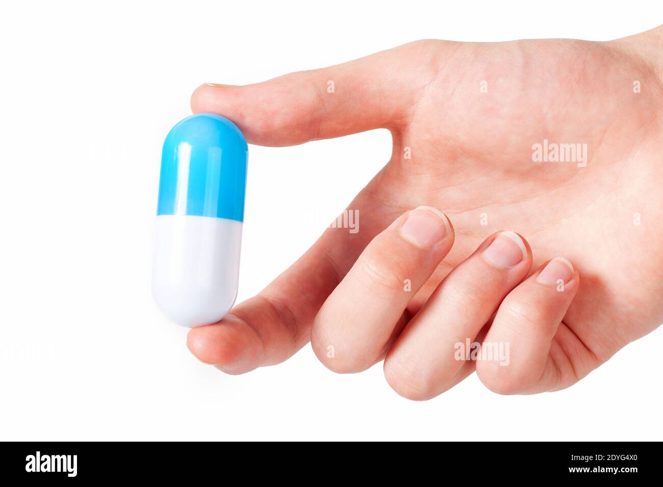 Ärzte Hand hält eine Pille, riesige zweifarbige weiße blaue neue Tablette, Arzt gibt neue Medizin Geste isoliert auf weiß, ausgeschnitten, Rezept Stockfoto
