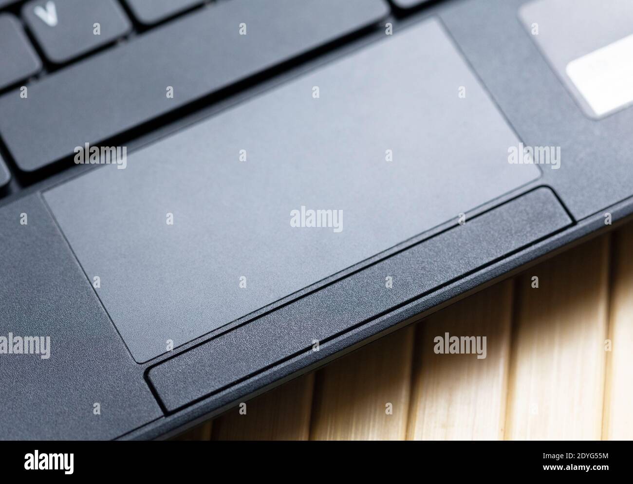 Einfaches schwarzes Laptop-Trackpad, modernes Touchpad mit physischen Tasten Draufsicht, Nahaufnahme. Netbook Track Pad Draufsicht, von oben, aus nächster Nähe Stockfoto