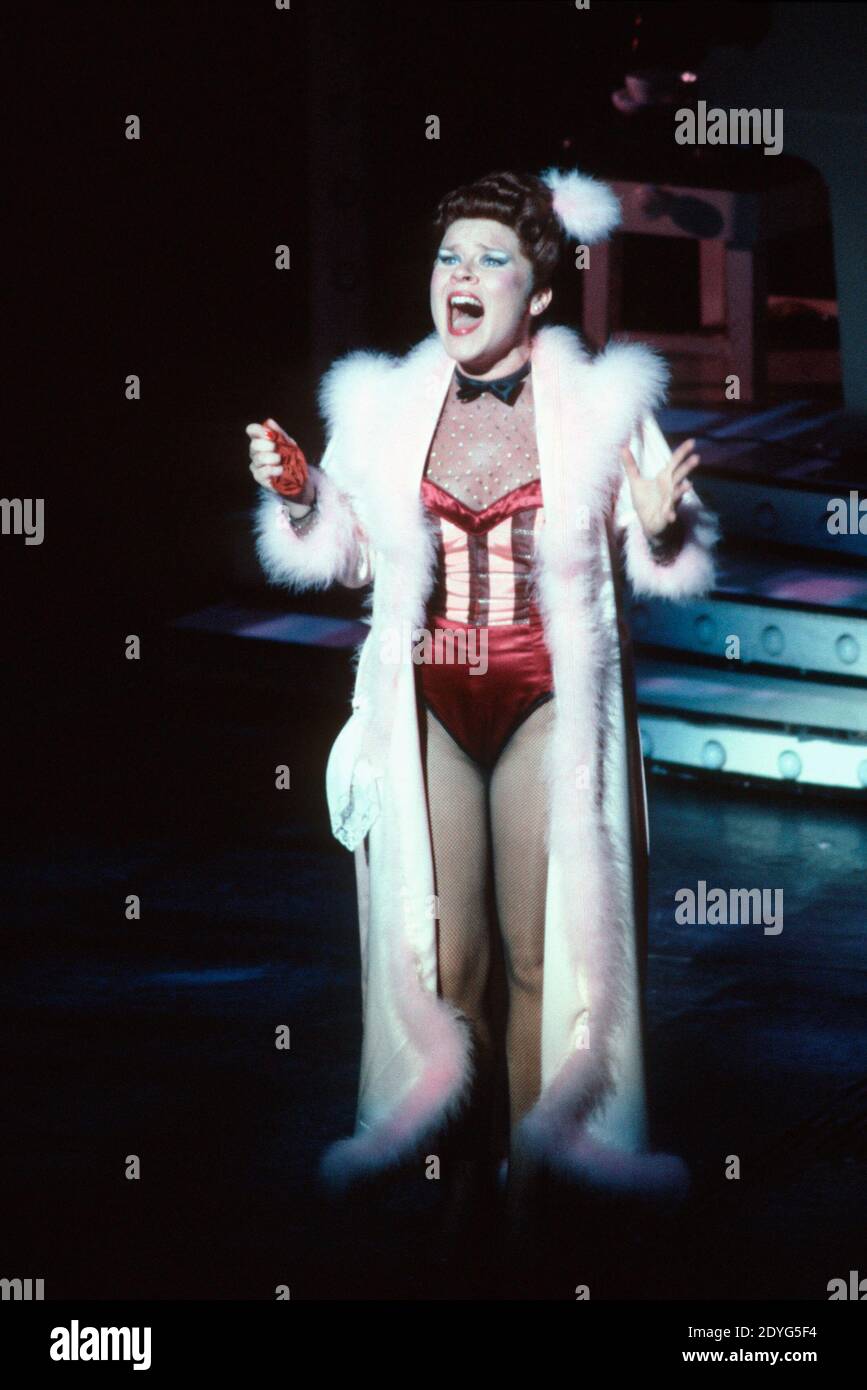 Imelda Staunton (Miss Adelaide) in GUYS AND DOLLS at the Olivier Theatre, National Theatre (NT), London SE1 08/1983 Basierend auf der Geschichte und den Charakteren von Damon Runyon Musik und Texte: Frank Loesser Buch: Jo Swerling & Abe Burrows Bühnenbild: John Gunter Kostüme: Sue Blane Beleuchtung: David Hersey Choreographie: David Toguri Regie: Richard Eyre Stockfoto