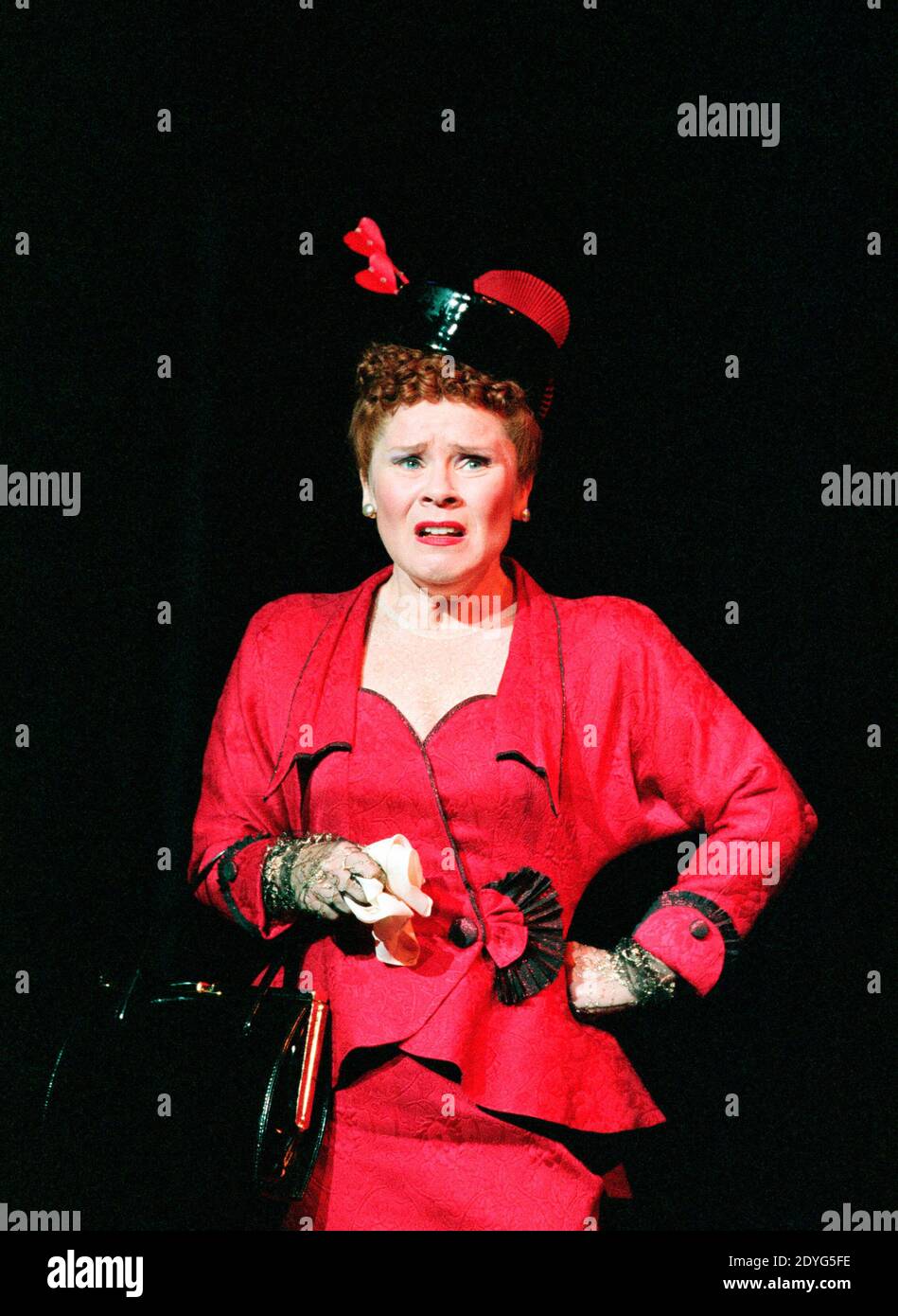 Imelda Staunton (Miss Adelaide) in GUYS AND DOLLS at the Olivier Theatre, National Theatre (NT), London SE1 17/12/1996 Basierend auf der Geschichte und den Charakteren von Damon Runyon Musik und Texte: Frank Loesser Buch: Jo Swerling & Abe Burrows Bühnenbild: John Gunter Kostüme: Sue Blane Beleuchtung: David Hersey Choreographie: David Toguri Regie: Richard Eyre Stockfoto