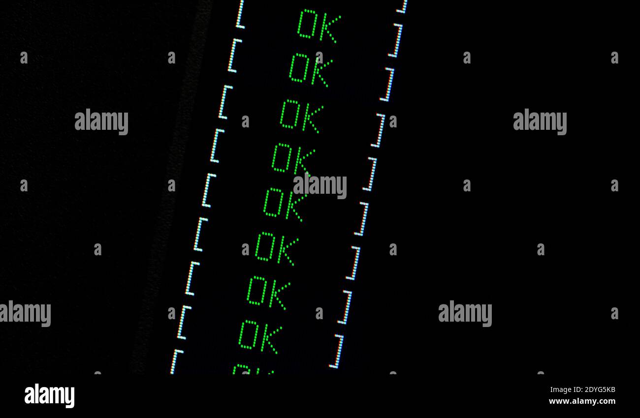 OK-Text auf dunklem Computerbildschirm, Aufgabe erfolgreich, Systemprüfung abgeschlossen, Checkliste bestanden, Berechnung des positiven Ergebnisses erfolgreich Stockfoto