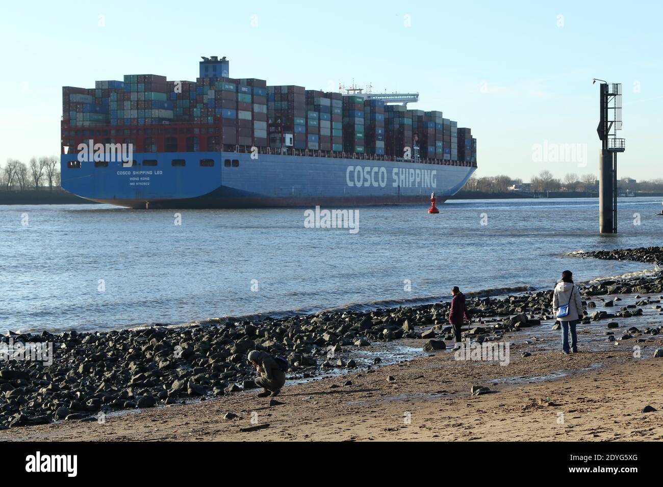 Containerschiff der China Ocean Shipping Company COSCO verlässt den Hafen an einem sonnigen Tag an der Elbe, Hamburg, Deutschland Stockfoto