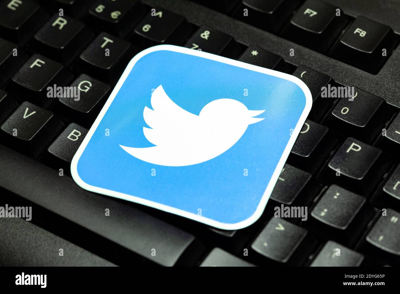 Twitter-Logo auf einer pc-Tastatur, Nahaufnahme. Twitter Vogel Quadrat Marke Symbol auf Computer-Tasten, Detail. Tweeten, Posten auf Twitter, Social Media Stockfoto