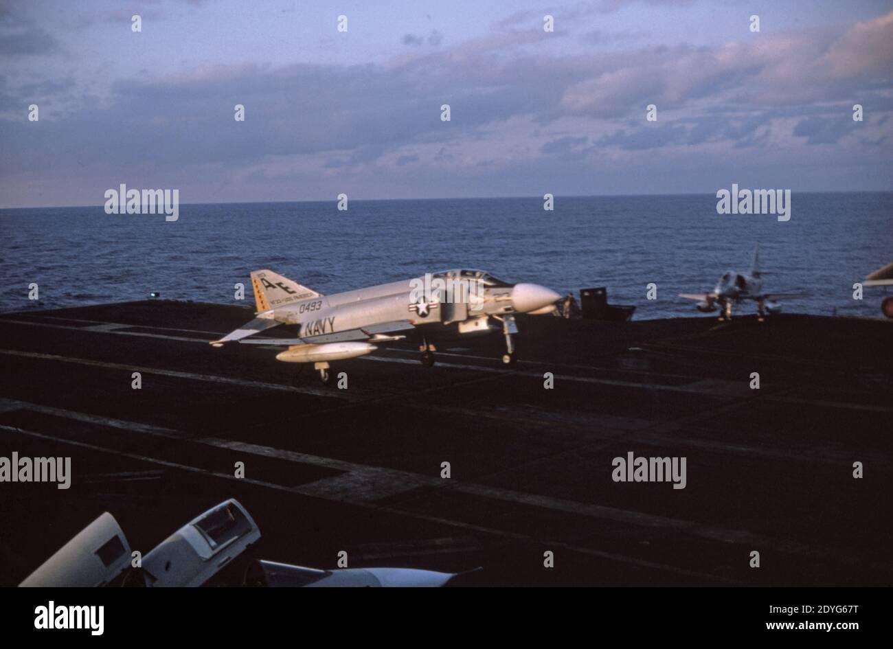 US NAVY / United States Navy Flugzeugträger Kitty-Hawk-Klasse / Aircraft Carrier Kitty-Hawk-Class - USS America CV-66 - Landing McDonnell Douglas F-4B PHANTOM II Stockfoto