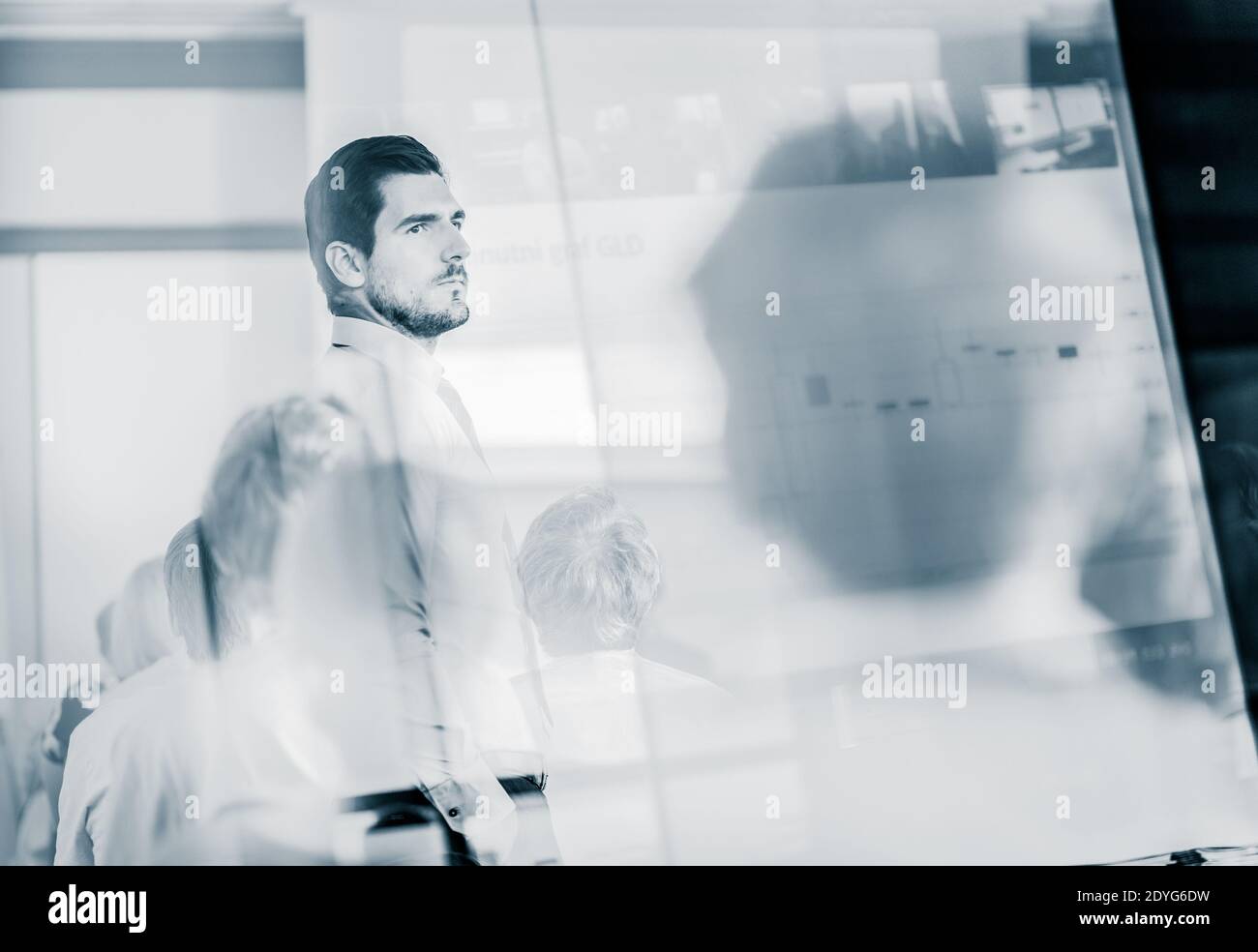 Teamleiter, der eine Präsentation bei einem Geschäftstreffen des Unternehmens vorstellt. Stockfoto