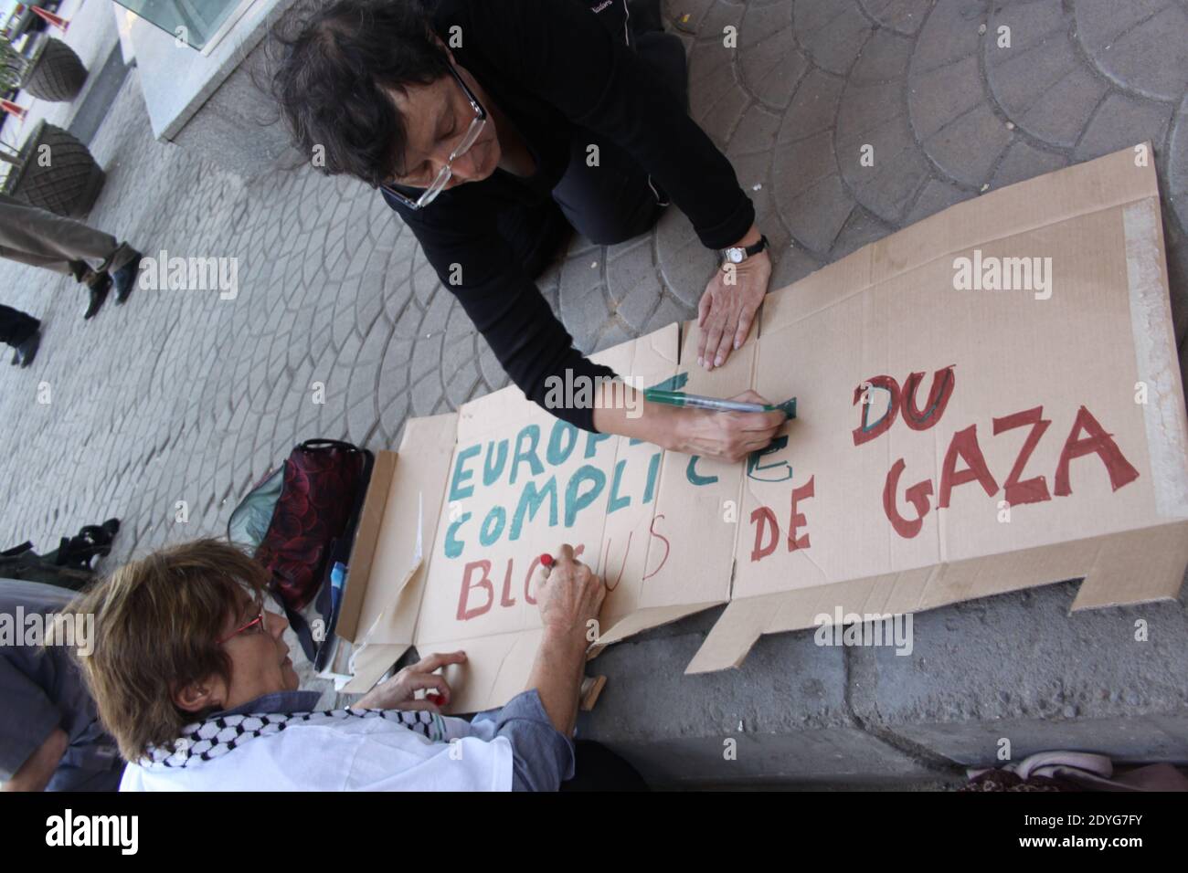 Le Caire Freedom Gaza March : délégation française, luxembourgeoise et belge devant les bureaus de la représentation de l'Europe Stockfoto