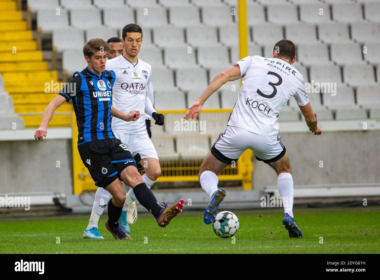 Club Charles De Ketelaere und Eupen Menno Koch kämpfen um den Ball während eines Fußballmatches zwischen Club Brugge KV und KAS Eupen, Samstag, 26. Dezember Stockfoto