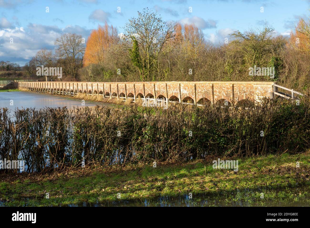 Bögen des Maud Heath's Damms River Avon überschwemmen Wasser auf der Aue des Flusses Avon, Kellaways, Wiltshire, England, Großbritannien Stockfoto