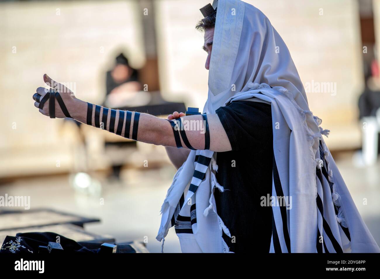 Junger jude, der in Jerusalem am Männerteil der Klagemauer betet Stockfoto
