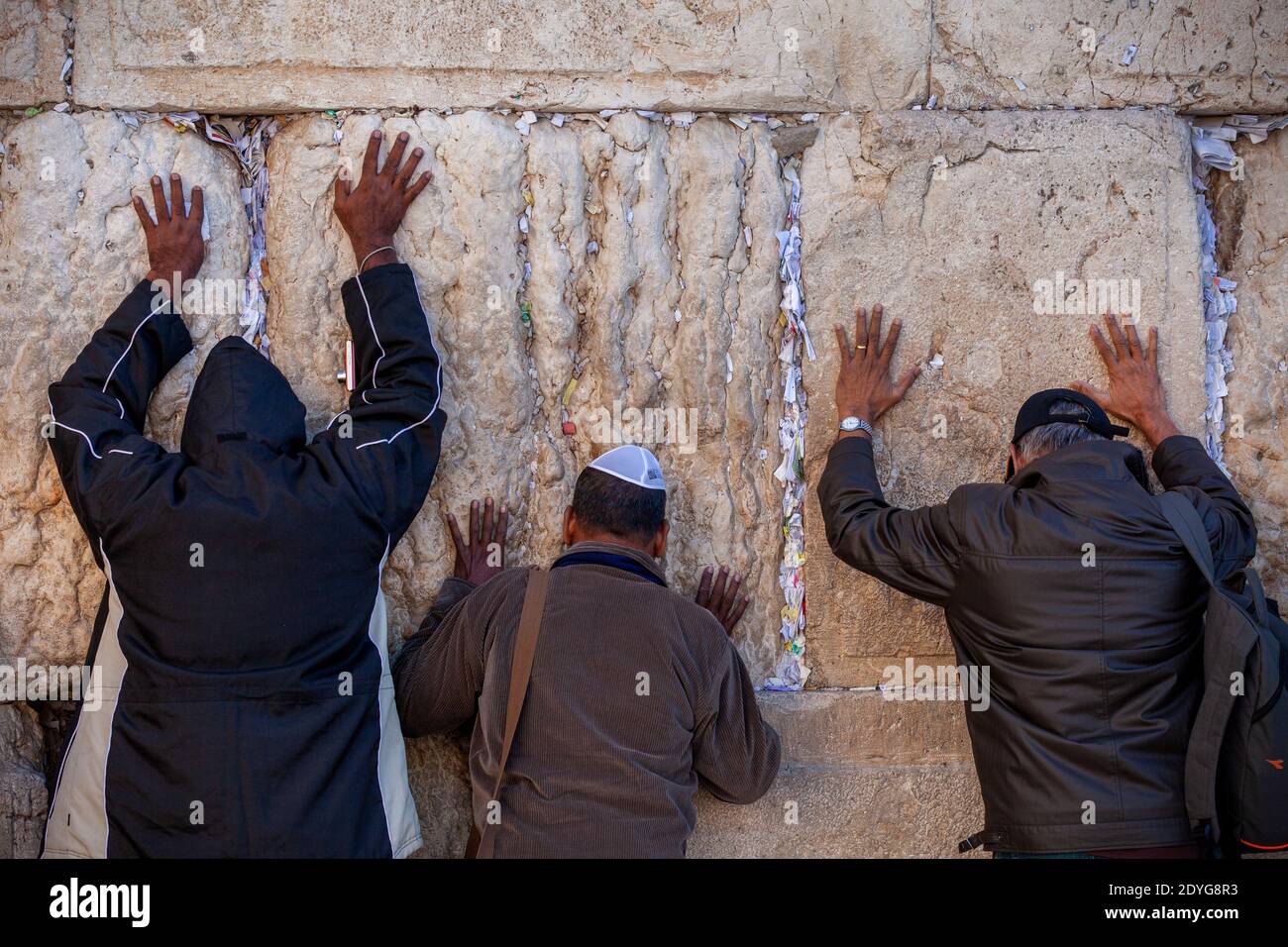 Männer beten an der Klagemauer in Jerusalem, israel. Die Klagemauer der Ort des Weinens ist eine alte Kalksteinmauer in der Altstadt von Jerusalem Stockfoto