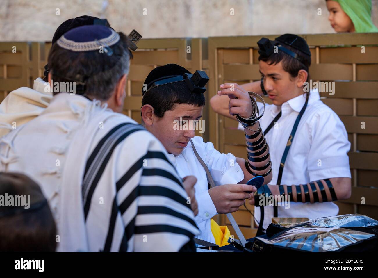 Jüdischer Teenager, der das Erreichen des religiösen Erwachsenenalters des Jungen feiert, oder die Bar Mitzvah an der Westmauer in Jerusalem, Israel Stockfoto