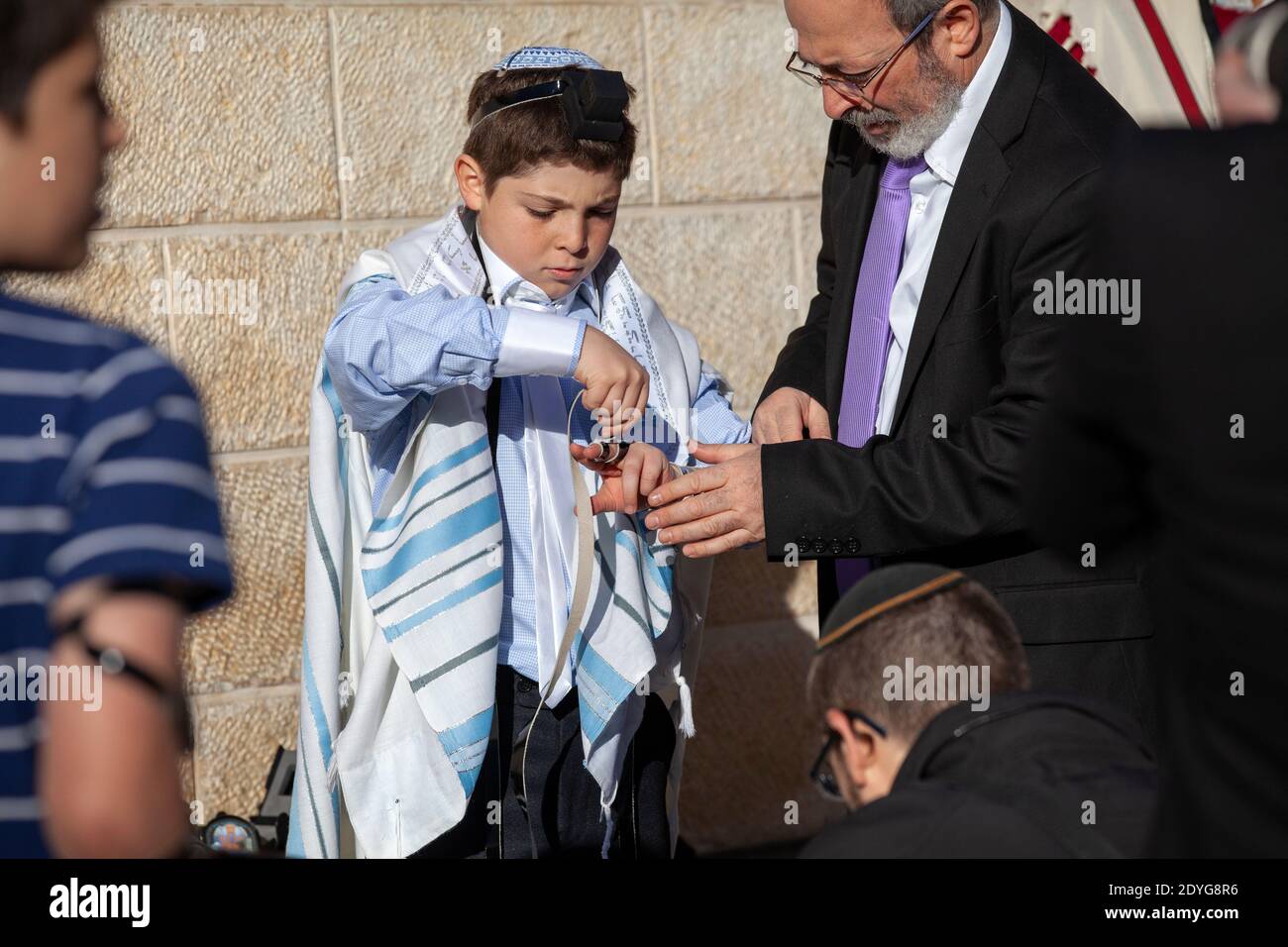 Jüdischer Teenager, der das Erreichen des religiösen Erwachsenenalters des Jungen feiert, oder die Bar Mitzvah an der Westmauer in Jerusalem, Israel Stockfoto