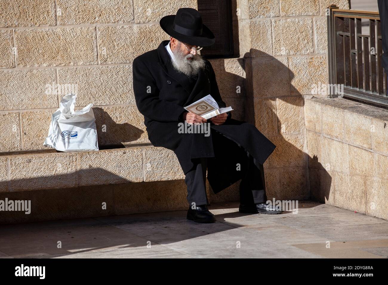 Ultra-orthodoxe Mann in schwarz beten an der Klagemauer in Jerusalem Stadt, israel. Die Klagemauer der Ort des Weinens ist eine alte Kalksteinmauer in der Altstadt von Jerusalem Stockfoto