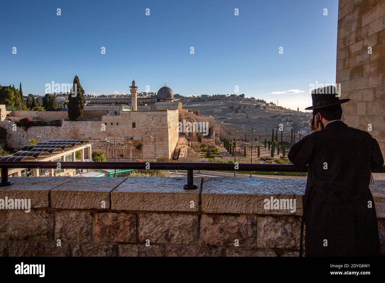 Ein Ultra-orthodoxer Jude, der vor der Westmauer, dem Tempelberg und der Al Aqsa Moschee steht. Tempel Jerusalem, die Altstadt von Jerusalem, Israel Stockfoto