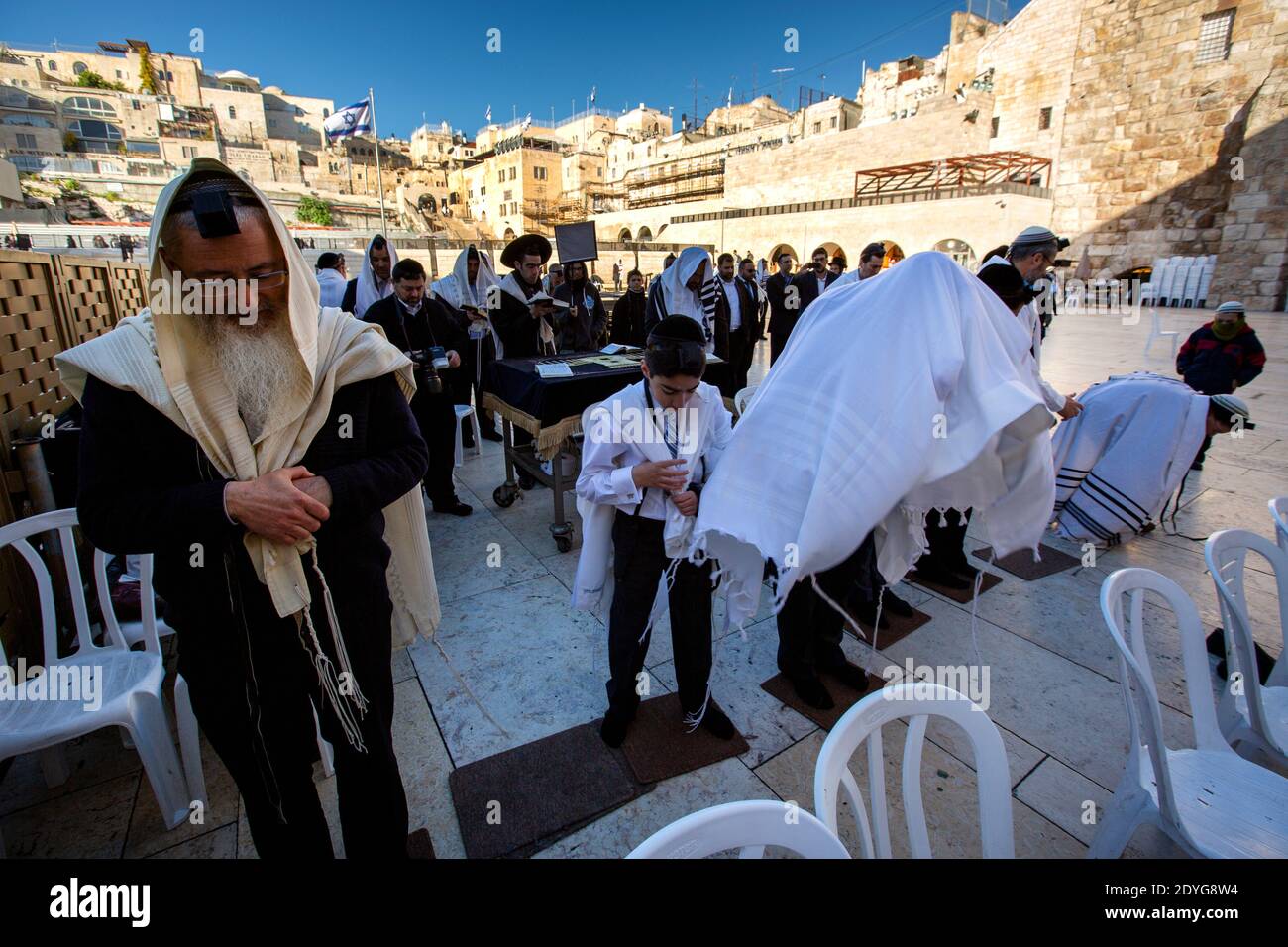 Betende Menschen in der Nähe der Klagemauer in Jerusalem, Israel Stockfoto