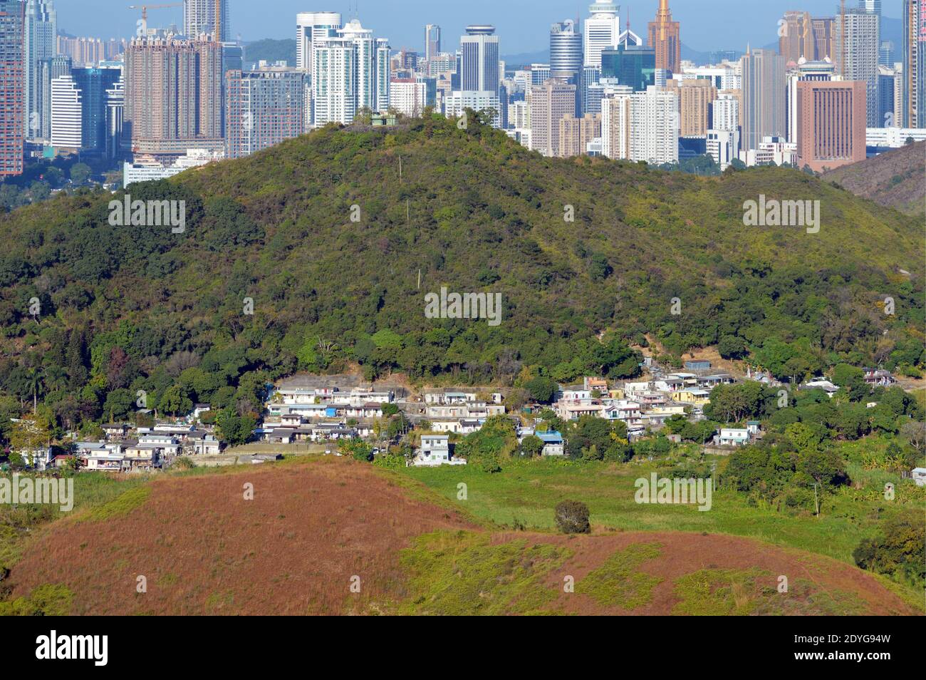 Shun Yee San Tsuen, ein Dorf im Norden Hongkongs, mit der Skyline von Shenzhen, China im Hintergrund Stockfoto