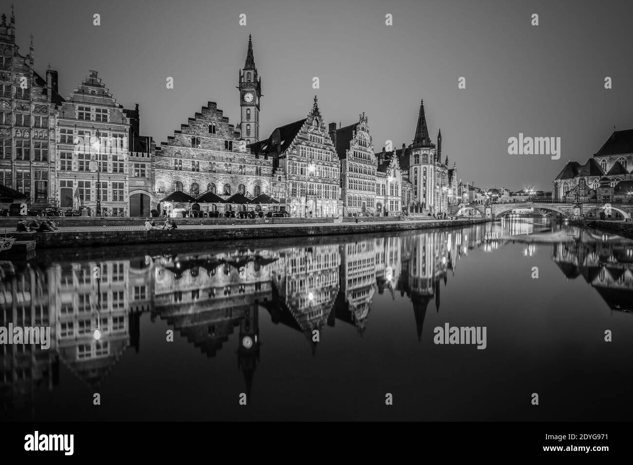 Leie Flussufer in Gent, Belgien, Europa bei Dämmerung in schwarz und weiß. Stockfoto