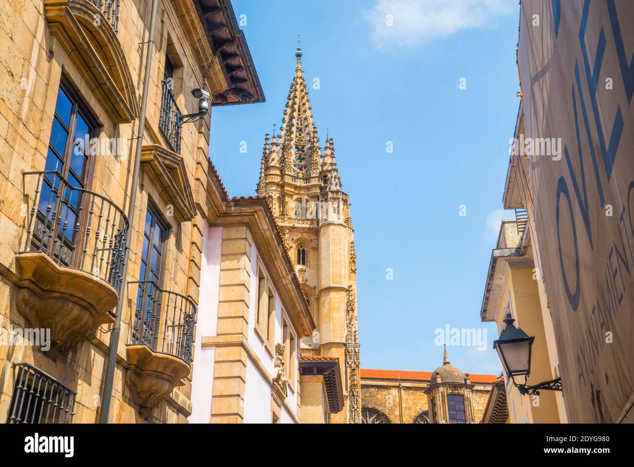 Häuser und Kathedrale. Oviedo, Spanien. Stockfoto