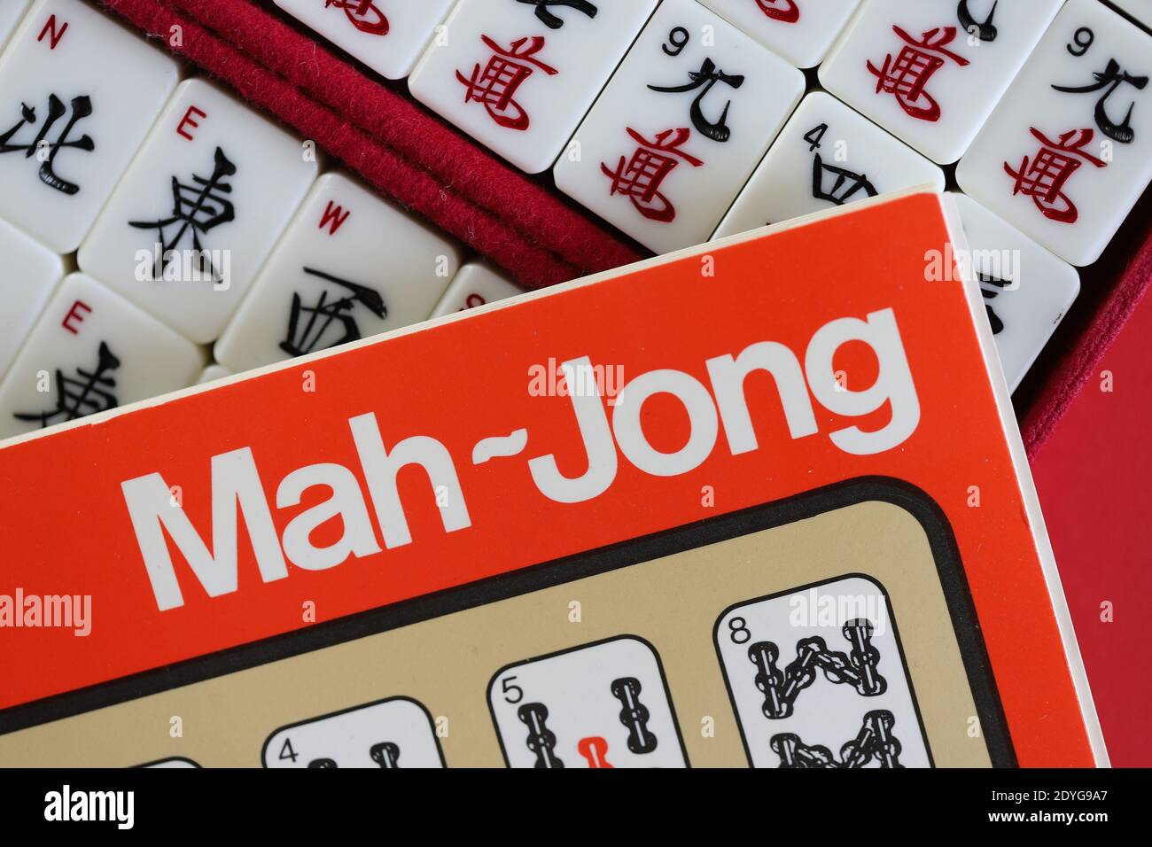 Ipswich, UK - 26. Dezember 2020: MAh Jong Spielsteine und Regelwerk. Stockfoto