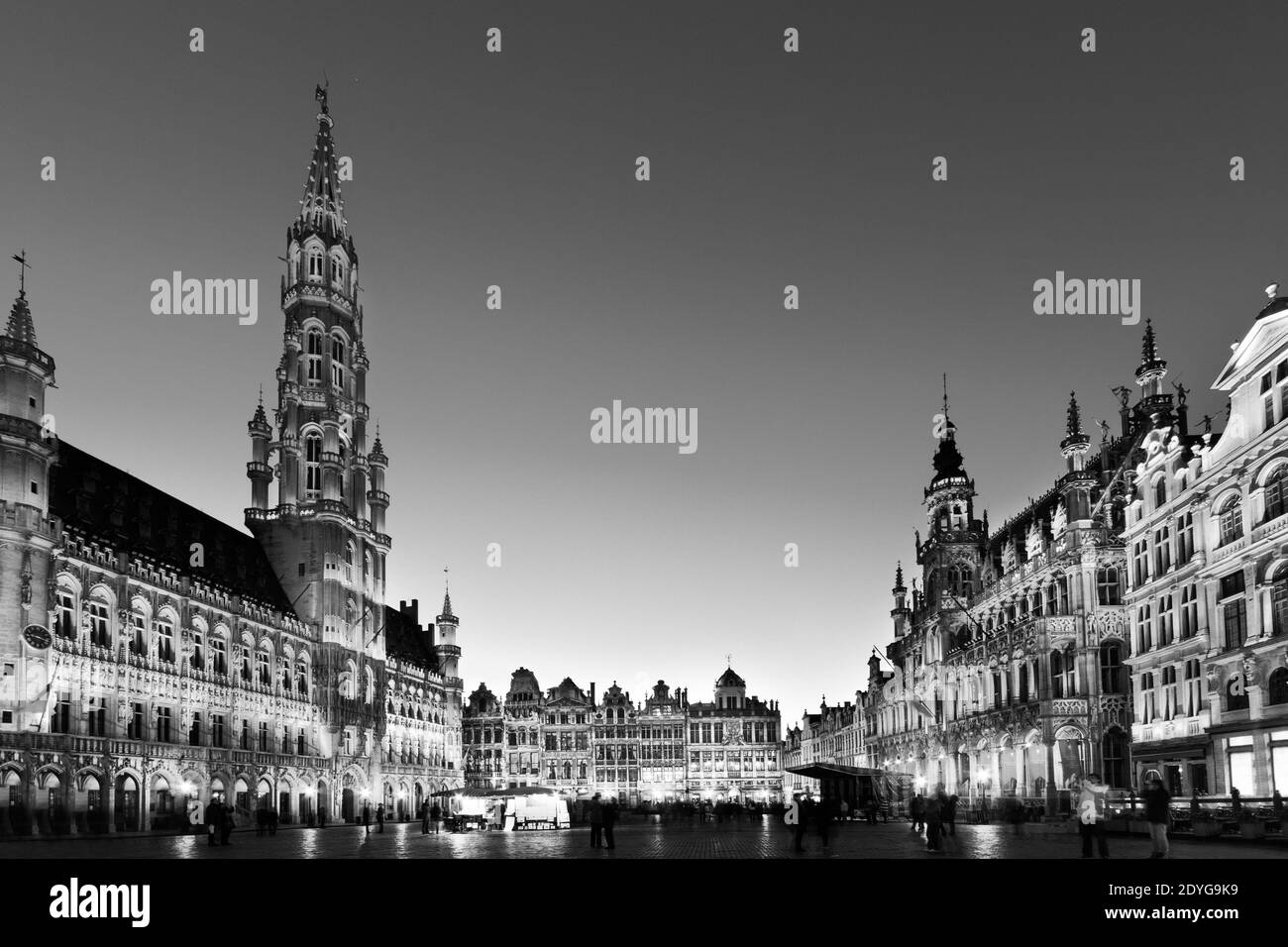 Grote Markt - der Hauptplatz und Rathaus von Brüssel, Belgien, Europa in schwarz und weiß Stockfoto