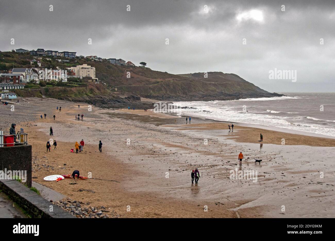 Swansea, Großbritannien. Dezember 2020. Leute unterwegs am zweiten Weihnachtsfeiertag in der Langland Bay bei Swansea heute Nachmittag vor dem Sturm Bella, der später in Großbritannien ankommt. Quelle: Phil Rees/Alamy Live News Stockfoto