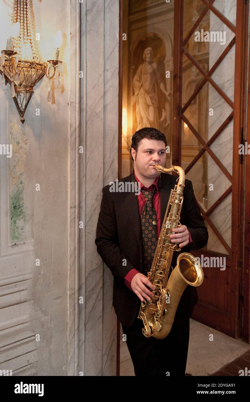 Saxophonist spielt Saxophon in Luxusvilla Stockfoto