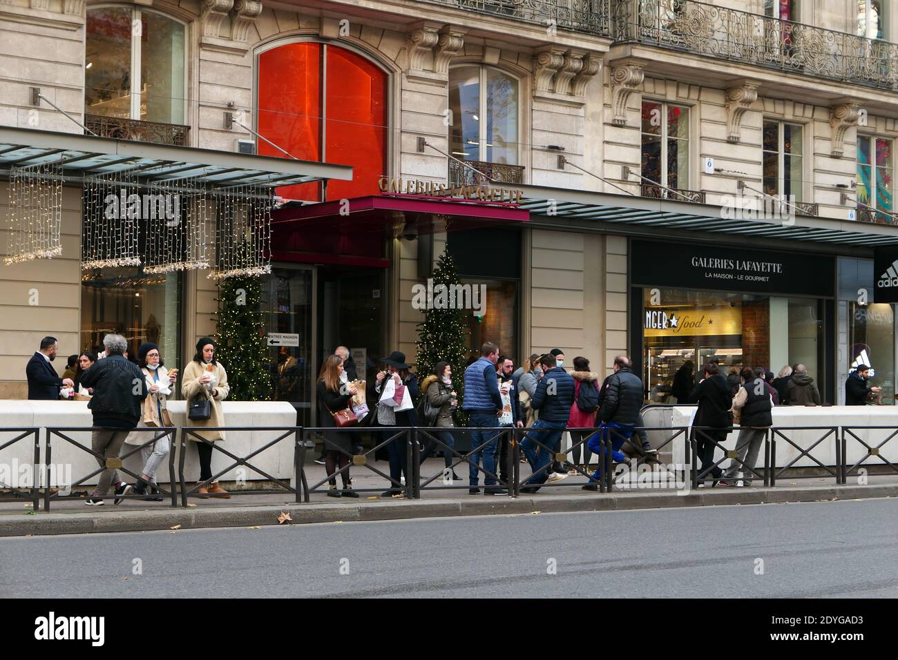 Paris, Frankreich. Dezember 20. 2020. Außenfassade des berühmten Mode- und Luxusladens, Schild Galeries Lafayette. façade. Am Haussmann Boulevard gelegen. Stockfoto