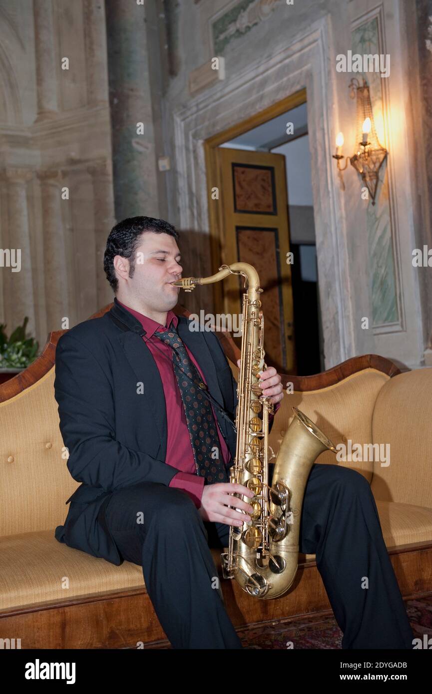 Saxophonist spielt Saxophon in Luxusvilla Stockfoto