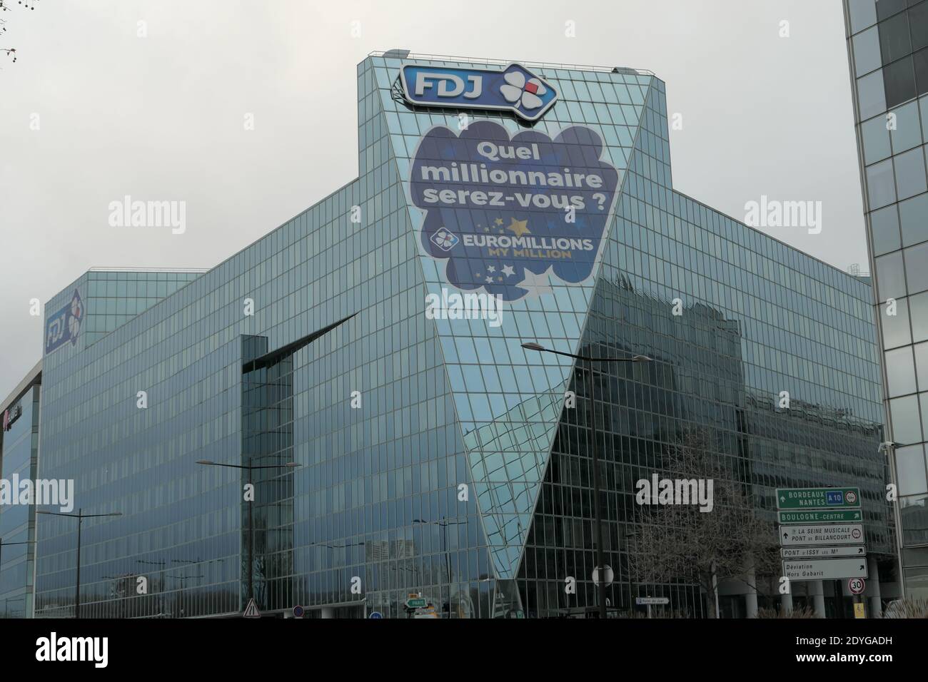 Paris, Frankreich. Dezember 20. 2020. Modernes Gebäude der Büros des fdj. Stockfoto