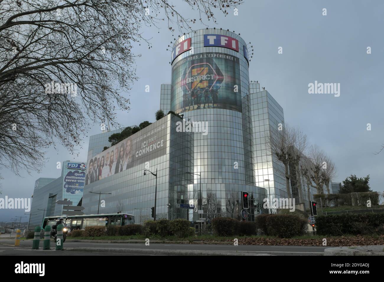 Paris, Frankreich. Dezember 20. 2020. Bau des TV-Kanals TF1. Nationale Premiere im Fernsehen. Am Ufer der seine gelegen. Stockfoto