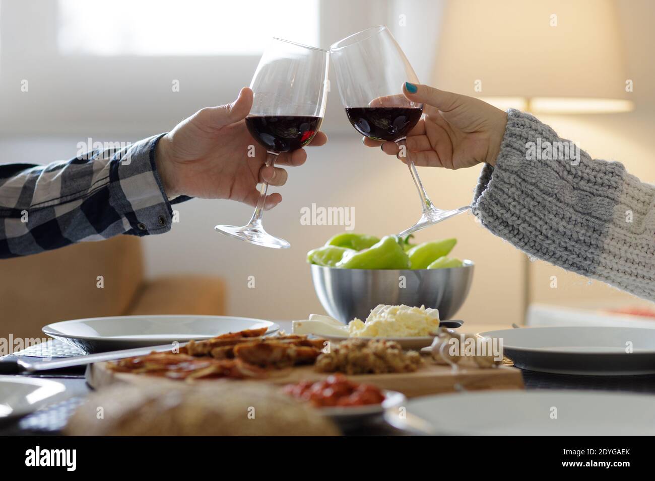 Zwei Gläser Wein jubelten über dem Esstisch Stockfoto