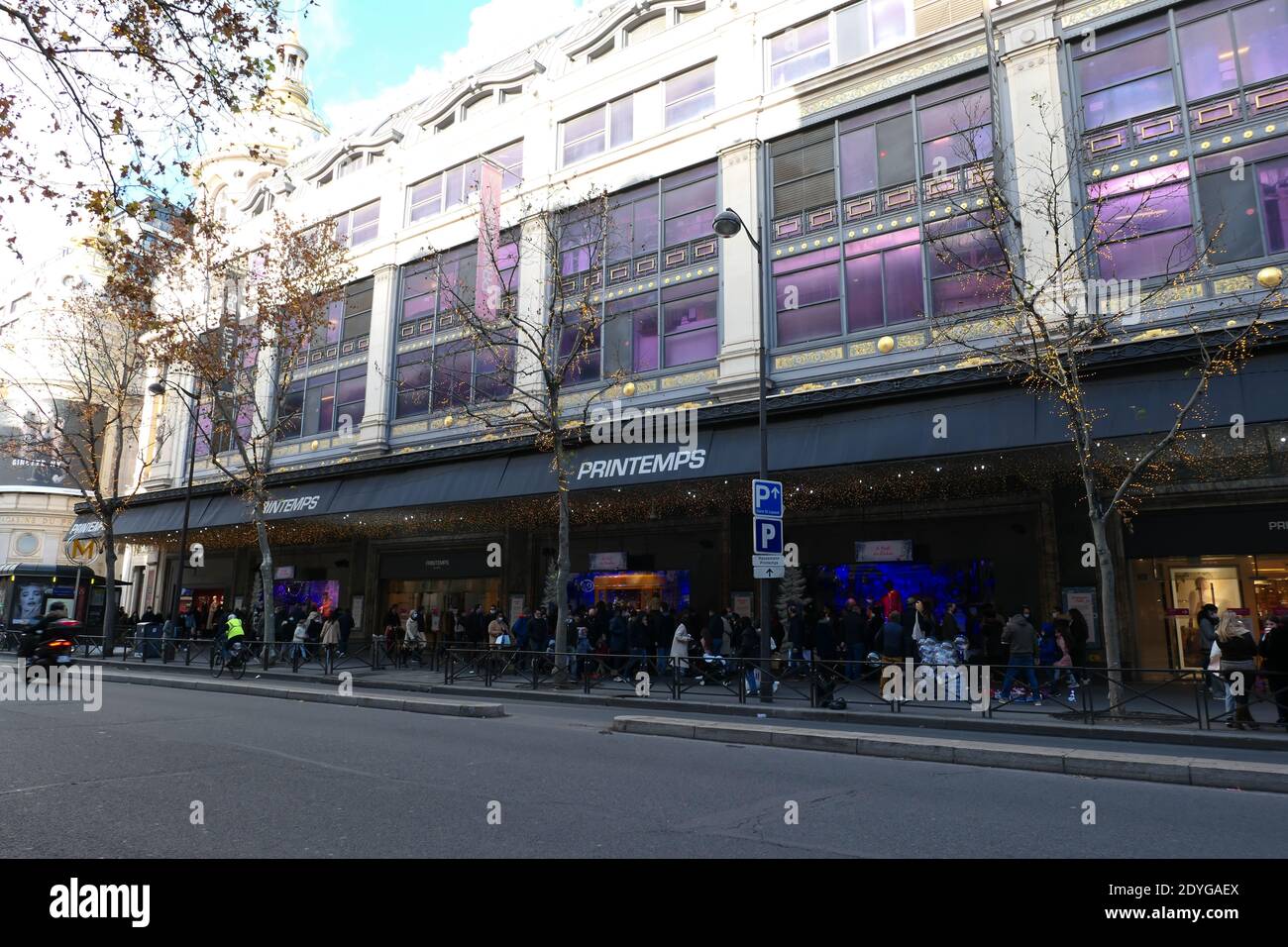 Paris, Frankreich. Dezember 20. 2020. Weihnachtsvorschau des berühmten Mode- und Luxusladens Printemps. Leute, die sich die Dekorationen angucken. Stockfoto