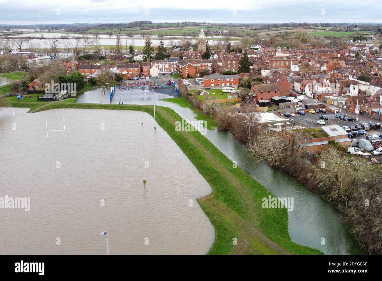 Upton upon Severn, Worcestershire, Großbritannien. Dezember 2020. Das kleine Dorf Upton upon Severn in Worcestershire wurde von Überschwemmungen umgeben, nachdem der Fluss Severn seine Ufer platzte. Mehrere Grundstücke sind durch eine kleine Grasbank geschützt, die riesige Wasserschwaden zurückhält. Ein Rugby-Platz wurde vollständig unter Wasser getaucht und Häuser haben Wasser in ihren Gärten, während Storm Bella ins Vereinigte Königreich reißt. PIC by Credit: Stop Press Media/Alamy Live News Stockfoto