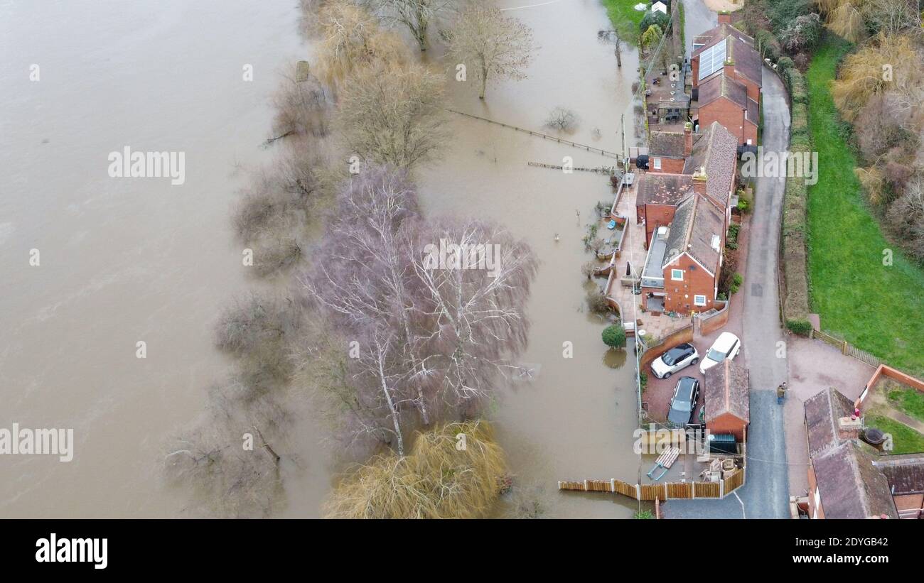 Upton upon Severn, Worcestershire, Großbritannien. Dezember 2020. Das kleine Dorf Upton upon Severn in Worcestershire wurde von Überschwemmungen umgeben, nachdem der Fluss Severn seine Ufer platzte. Mehrere Grundstücke sind durch eine kleine Grasbank geschützt, die riesige Wasserschwaden zurückhält. Ein Rugby-Platz wurde vollständig unter Wasser getaucht und Häuser haben Wasser in ihren Gärten, während Storm Bella ins Vereinigte Königreich reißt. PIC by Credit: Stop Press Media/Alamy Live News Stockfoto