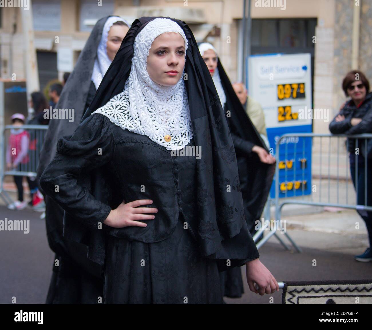 SASSARI, ITALIEN - 19. Mai 2019- sardische Kavalkade, traditionelle sardische Kleidung, Tempio Pausanian Kleid Stockfoto