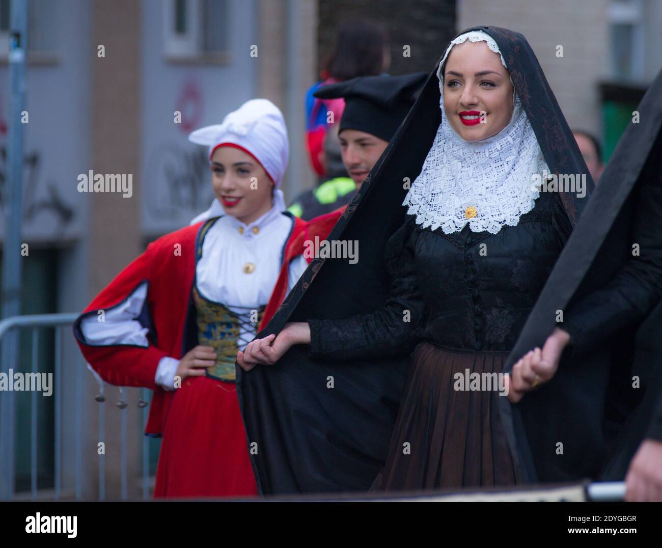 SASSARI, ITALIEN - 19. Mai 2019- sardische Kavalkade, traditionelle sardische Kleidung, Tempio Pausanian Kleid Stockfoto